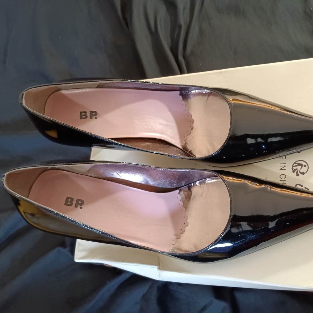 Elegant Black Patent Leather Heels - Picture 6 of 9